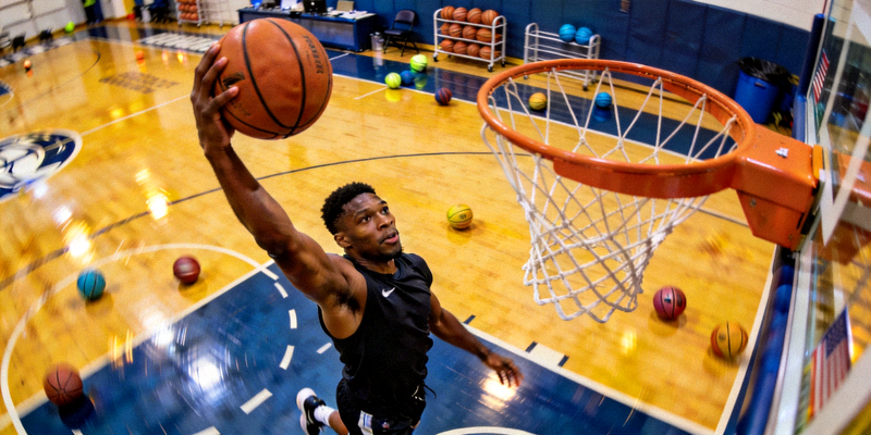 篮球赛事前瞻报道配图 - 球员在训练中投篮的瞬间