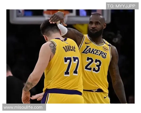 湖人团队为东契奇庆生,定制专属蛋糕 詹姆斯领衔全队深情献唱生日歌